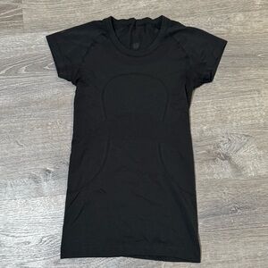 Lululemon Swiftly Tech Short Sleeve Black size 4